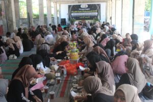 Kegiatan makan bersama 