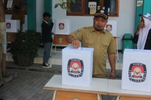 Bapak/Ibu Guru turut serta memberikan hak suara di acara pemilihan ketua osis