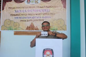 Bapak/Ibu Guru turut serta memberikan hak suara di acara pemilihan ketua osis