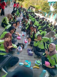 Kegiatan makan bersama menu bergizi