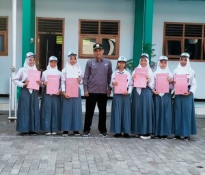 foto bapak kepala sekolah bersama penerima beasiswa prestasi akademik