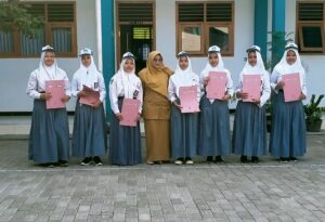 foto bersama penerima beasiswa prestasi akademik