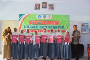 penyerahan beasiswa keluarga pra sejahtera