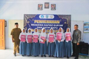 penyerahan beasiswa bantuan belajar untuk hafidz quran dan yatim piatu