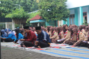 doa bersama diikuti siswa
