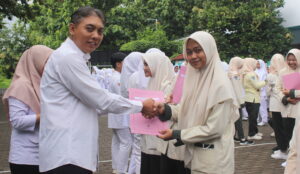 penyerahan beasiswa prestasi akademik 