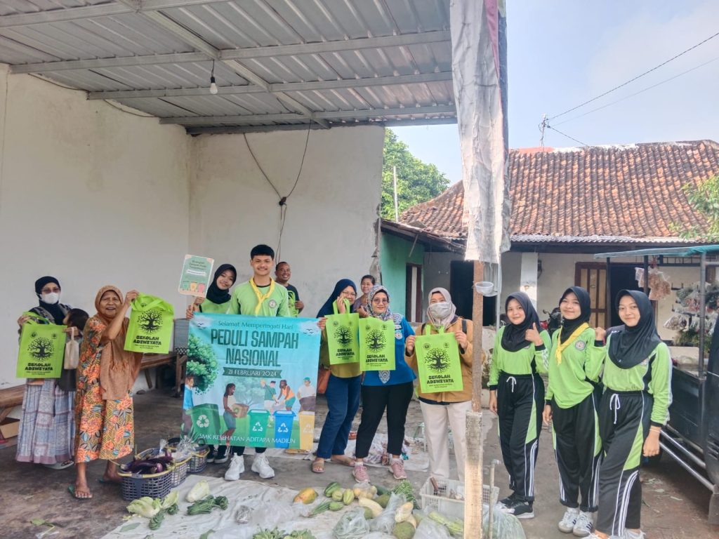 siswa membagikan tas ramah lingkungan