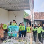 siswa membagikan tas ramah lingkungan