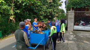 mengumpulkan sampah