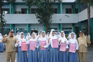 Penyerahan Beasiswa Prestasi Akademik 